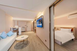 Postel nebo postele na pokoji v ubytování Hanting Hotel Shenzhen Songgang China Resources Vanguard Hotel