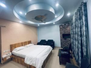 PanhālaNatural resort的带床和天花板的卧室