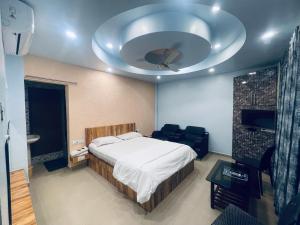 PanhālaNatural resort的带床和天花板的卧室