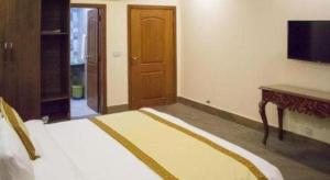 Un pat sau paturi într-o cameră la Hotel Grand Millennium +3 fotografii