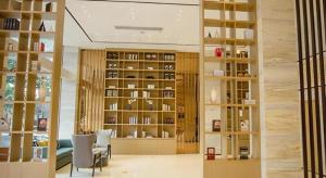 Η βιβλιοθήκη του ξενοδοχείου