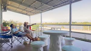 Επισκέπτες που μένουν στο นกฮูกเฮ้าส์ ริมโขง