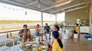 Επισκέπτες που μένουν στο นกฮูกเฮ้าส์ ริมโขง