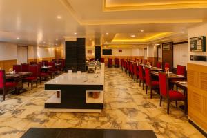 Μια τηλεόραση ή/και κέντρο ψυχαγωγίας στο The Grand - A Premium Hotel near ISBT SIMLA