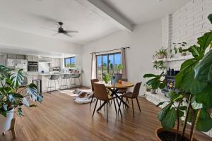 NEW Cozy Central l 4 BDRM 2BTH l 1 acre LOT في سييرا فيستا: غرفة معيشة مع طاولة وبعض النباتات