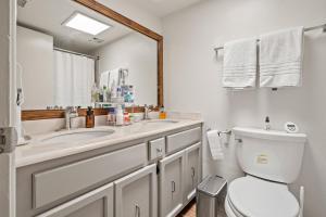 NEW Cozy Central l 4 BDRM 2BTH l 1 acre LOT في سييرا فيستا: حمام مزود بمرحاض ومغسلة ومرآة +22 صورة