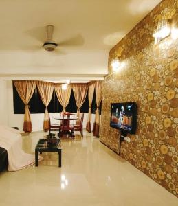 TV a/nebo společenská místnost v ubytování Batu Ferringhi 180 Seaview High Floot 高楼全海景房