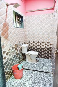 Ένα μπάνιο στο New Aarya Homestay Tarkarli