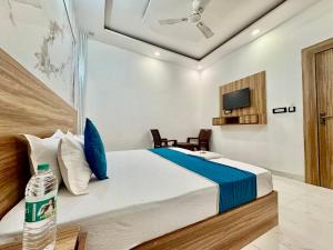 TV a/nebo společenská místnost v ubytování Hotel Krishna Kripa Palace + 69 fotografií