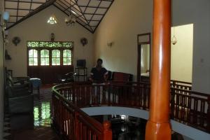 una persona sentada en una silla en una sala de estar en Martin Villa, en Matara