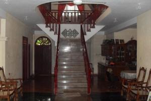 escalera en una sala de estar con escalera en Martin Villa, en Matara
