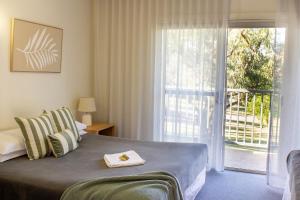 Ένα ή περισσότερα κρεβάτια σε δωμάτιο στο BATHURST GOLDFIELDS MOTEL at 428 CONROD STRAIGHT MOUNT PANORAMA