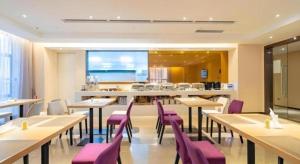 Un restaurante u otro lugar para comer en Lavande Hotel Huizhou Shiwan