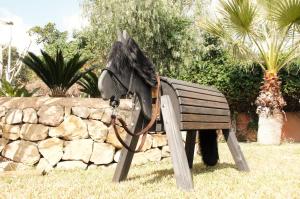 サ・ポブラにあるVilla Vista Verdeの馬の像