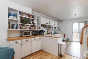 Kuchyň nebo kuchyňský kout v ubytování 6 Village Edge condo + 16 fotografií