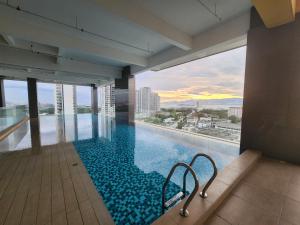 einen Pool mit Blick auf ein Gebäude in der Unterkunft Praicon Tower Hotel Large Suite 3BR - Butterworth in Butterworth