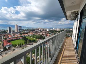 ein Balkon mit Blick auf die Stadt in der Unterkunft Praicon Tower Hotel Large Suite 3BR - Butterworth in Butterworth