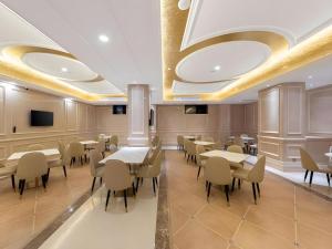 Μια τηλεόραση ή/και κέντρο ψυχαγωγίας στο Vienna Hotel Guangdong Maoming China 1st Beach +72 φωτογραφίες