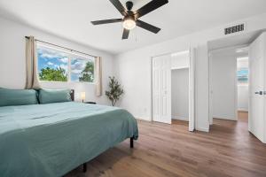 Una cama o camas en una habitación de Modern 5BR Retreat l Cozy l Spacious Work-Friendly