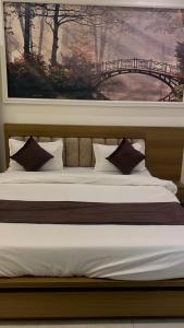 Postel nebo postele na pokoji v ubytování Shreeramyadham vrindavan