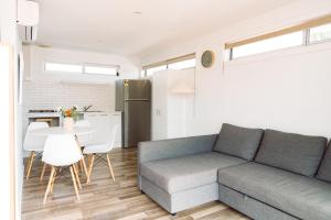 ein Wohnzimmer mit Sofa und Tisch in der Unterkunft Eden Bay Mornington in Capel Sound + 13 Fotos