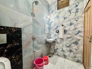 Koupelna v ubytování Hotel Krishna Kripa Palace