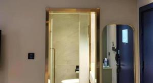 Ένα μπάνιο στο LANOU Hotel Henan Luoyang Wanda Plaza Wangfujing