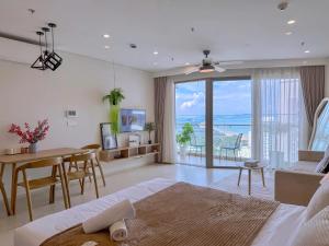 a living room with a table and a dining room at The Sóng 5 Star Apartment 5 Star Vung Tau - Căn Hộ Du Lịch 5 Sao Cạnh Biển in Vung Tau
