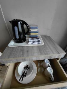 Tiện nghi pha trà/cà phê tại Mama R's Hostel life experience