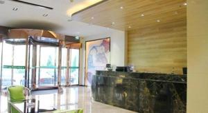 um átrio com um bar num edifício em GYA Hotel Taiyuan Zonggai Zone Ancient County Chengnan Station em Taiyuan
