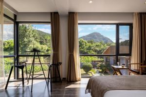 Nespecifikovaný výhled na hory nebo výhled na hory při pohledu z hotelu