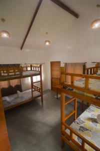 ein Zimmer mit mehreren Etagenbetten in einem Gebäude in der Unterkunft Verde Bungalows Siargao in General Luna