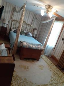 Giường trong phòng chung tại Historic Rider's Inn