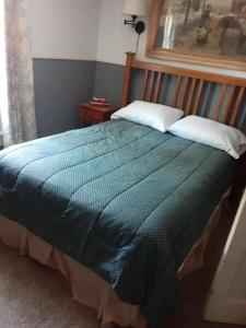 Giường trong phòng chung tại Historic Rider's Inn +18 ảnh