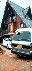 努沃勒埃利耶The Heaven Wood Cabin的一辆白色厢式货车停在一栋建筑物前。 更多32张照片