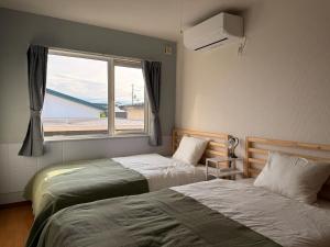 Una cama o camas en una habitación de SOL STAY 6min JR Ski retreat Free Parking