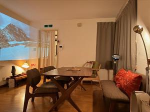 Un lugar para sentarse en SOL STAY 6min JR Ski retreat Free Parking