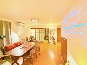 Un lugar para sentarse en SOL STAY 6min JR Ski retreat Free Parking