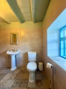 a bathroom with a toilet and a sink at Онгъл Харман in Kŭrpachevo
