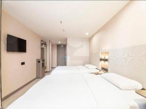 Ένα ή περισσότερα κρεβάτια σε δωμάτιο στο Hanting Hotel Shenzhen Taian Subway Station