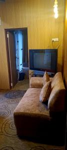 努沃勒埃利耶The Heaven Wood Cabin的配有沙发和平板电视的客厅