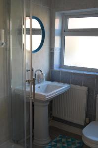 Bilik mandi di Old Trafford Guest House +45 gambar