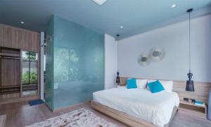 Postel nebo postele na pokoji v ubytování Stylish 2BR Naiton Aileen Villa w Private Pool + 22 fotografií