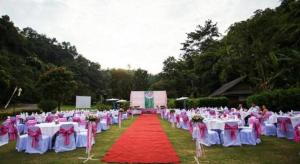 Una fila de mesas y sillas con una alfombra roja en Imperial Golden Triangle Resort, en Golden Triangle 83 fotos más