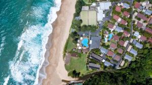 科夫斯港Nautilus Beach Resort by Charlesworth的海滩度假村的鸟瞰图 更多106张照片