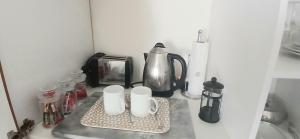 Příslušenství pro přípravu čaje a kávy v ubytování Shark Cove Little Cottage