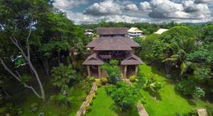 Ban Thung Ma NieoTao Garden Health Spa & Resort的树木中间房子的空中景观