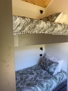 Postel nebo postele na pokoji v ubytování Ferncroft Farm Tiny Home