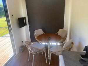 TV a/nebo společenská místnost v ubytování Ferncroft Farm Tiny Home