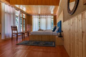 Giường trong phòng chung tại Zannat Riverfront Retreat - Tirthan Valley +16 ảnh